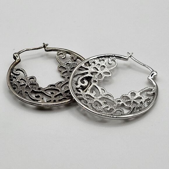 New WIthout Tags Silver Floral Hoop Fairy Earrings 1.25in - Picture 3 of 3
